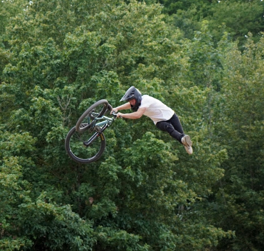 Dirtbike Tailwip in Bikepark, der Fahrer trägt das Basic T-Shirt Contrast weiss